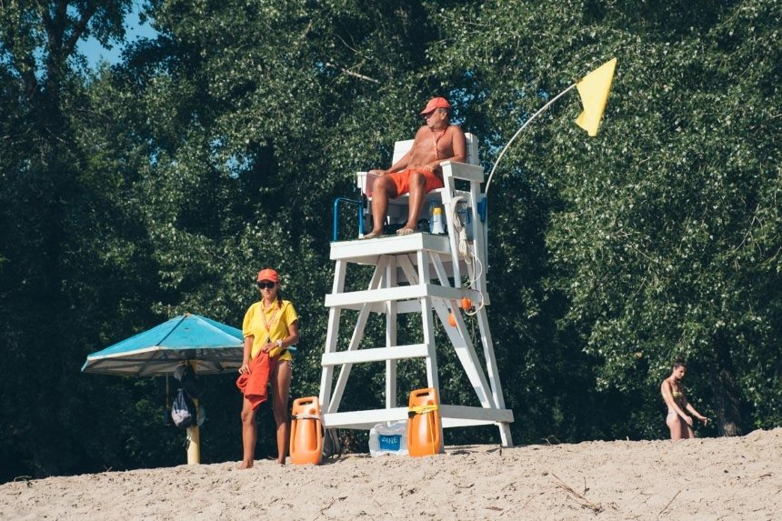 На всех пляжах Киева — желтые флаги: купаться не советуют