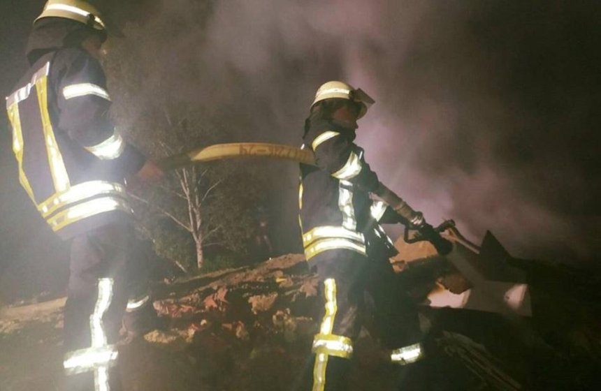 В Дарницком районе пожарные несколько часов тушили свалку