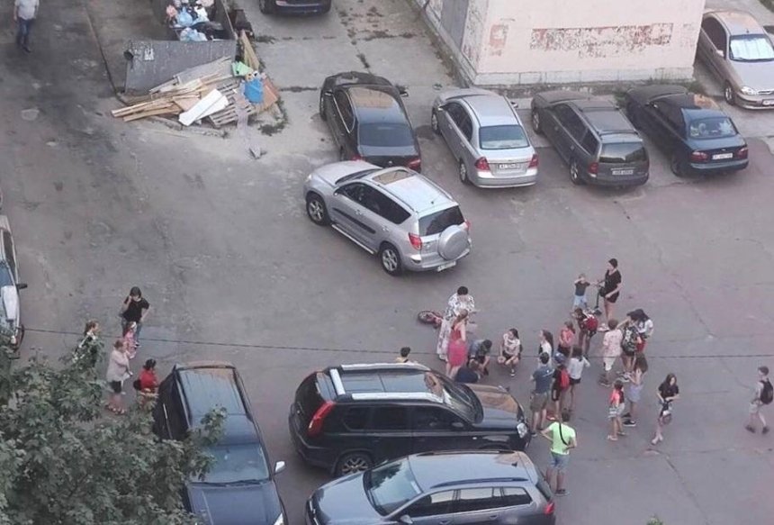 Под Киевом женщина на внедорожнике сбила ребенка во дворе дома