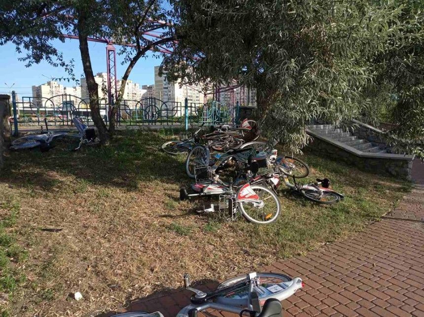 Вандалы сломали 15 общественных велосипедов в одном из столичных парков