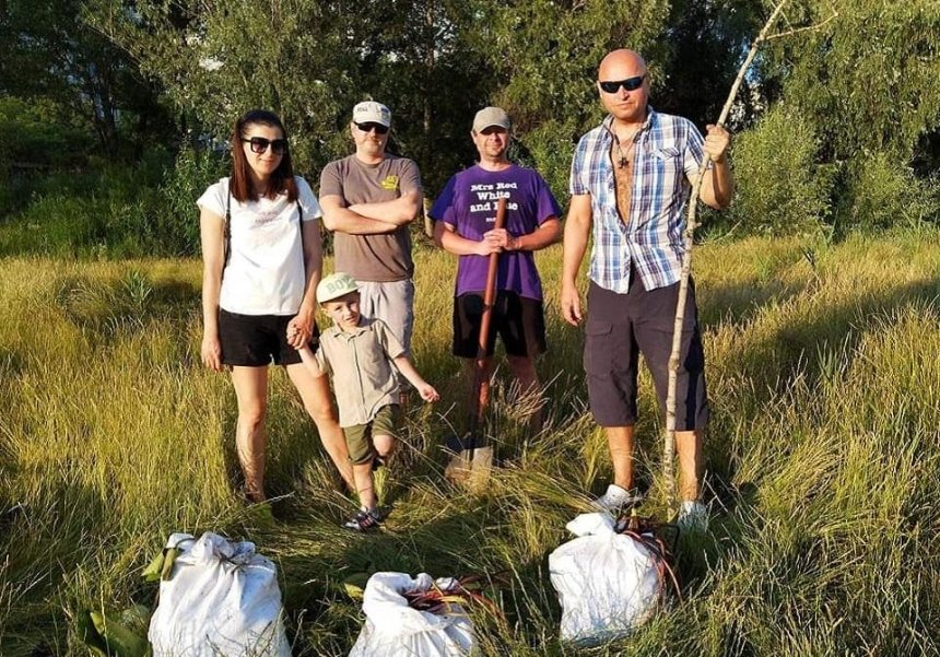Активисты высадили кувшинки в озеро на Оболони