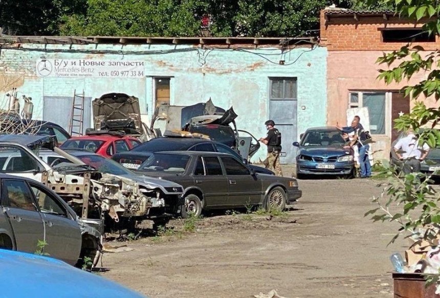 В Полтаве мужчина захватил в заложники полицейского: они едут в сторону Киева