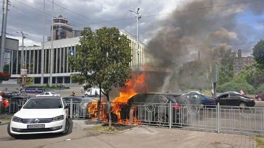 В центре Киева сгорели две машины: одну из них подожгли
