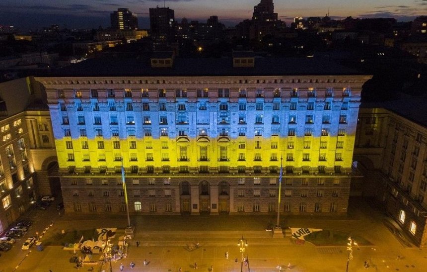 Здание столичной администрации на несколько часов стало сине-желтым