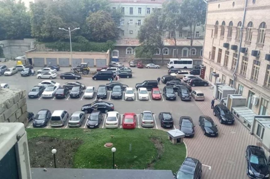 Киевлянам разрешат парковаться во дворе Киевсовета в праздничные и выходные дни, — Прокопив