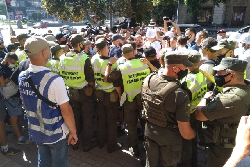 На акции в центре Киева произошли стычки между журналистами телеканала КРТ и «Нацкорпусом»