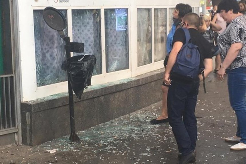 В мусорной урне возле станции метро «Шулявская» взорвалось неизвестное устройство