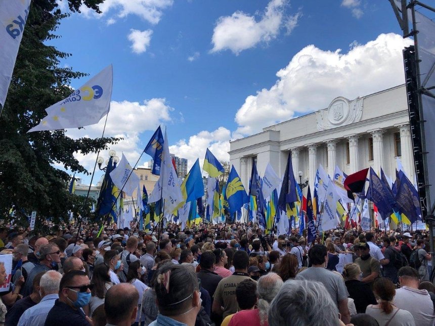 Под Радой проходит митинг против «языкового» законопроекта Бужанского