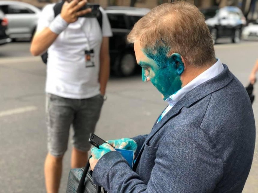 Депутатата Волошина облили под Радой зеленкой: он отомстил кулаками