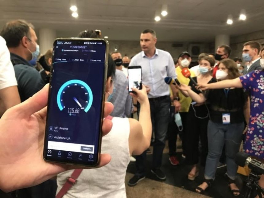 Еще на восьми станциях киевского метро запустили 4G связь