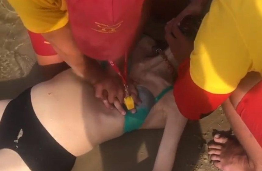 Пляжные спасатели «откачали» едва не утонувшую женщину