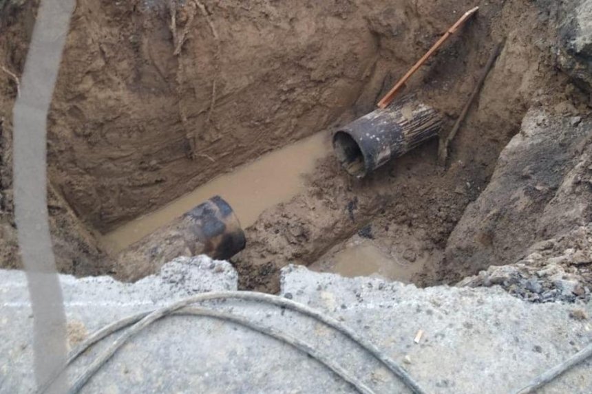 На Соломенке прорвало водопровод — дорожники перекрыли две полосы