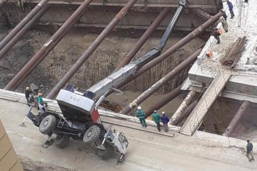 Во время строительства метро на Виноградарь упал кран