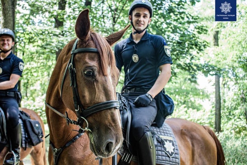 Полиция начала следить за порядком в столичных парках на конях