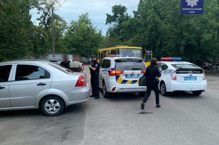 В Киеве два парня угнали пустую маршрутку и гоняли на ней по городу