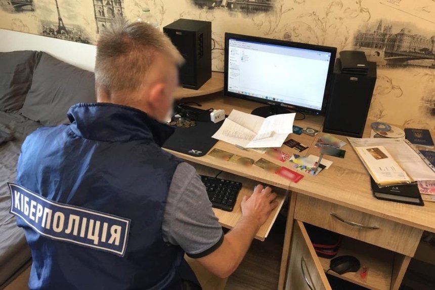 Столичная полиция разоблачила мужчину, который сбывал в сети личные данные украинцев