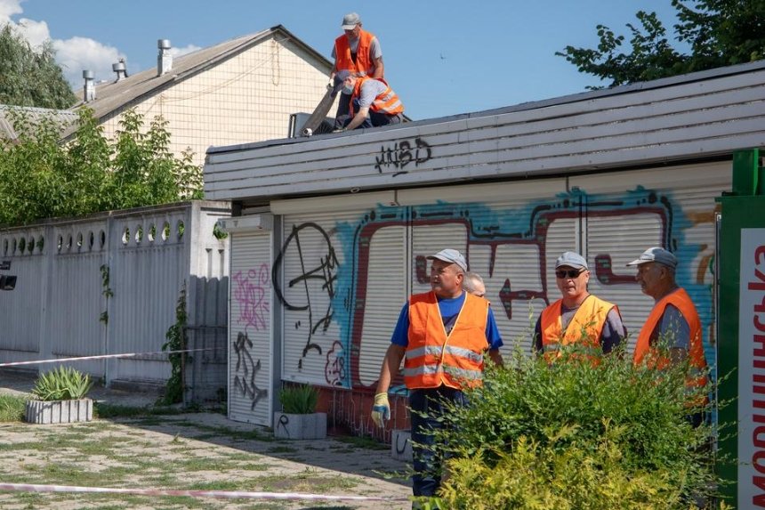 В Соломенском районе демонтировали незаконную «наливайку»: как это было