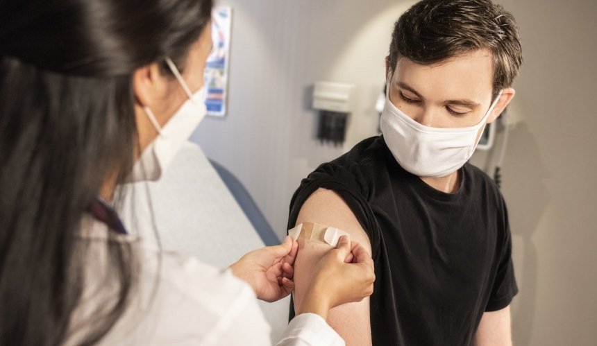 Греция заплатит по €150 молодым людям, которые вакцинируются от COVID-19