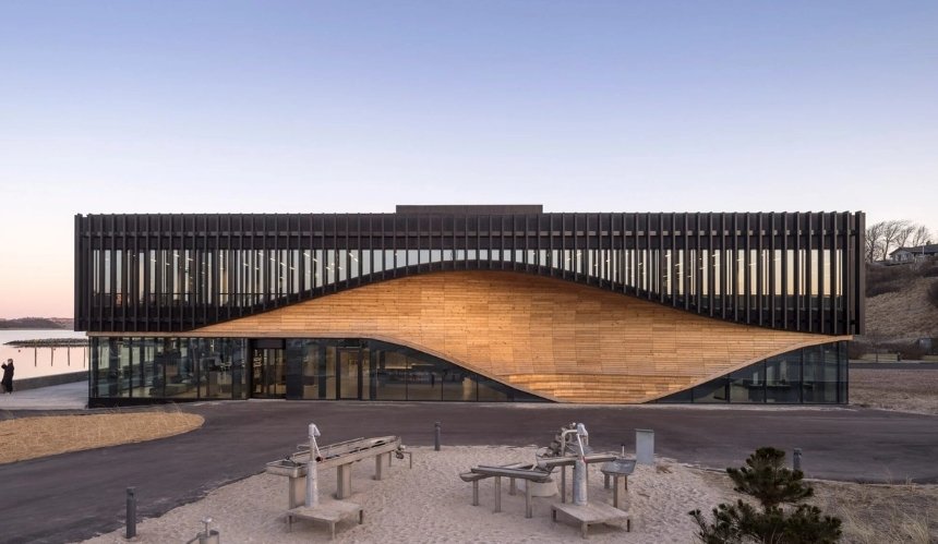 В Дании построили климатический центр с фасадом в форме волны