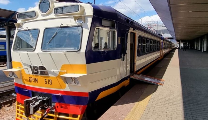 «Укрзалізниця» представила первый в Украине инклюзивный пригородный поезд
