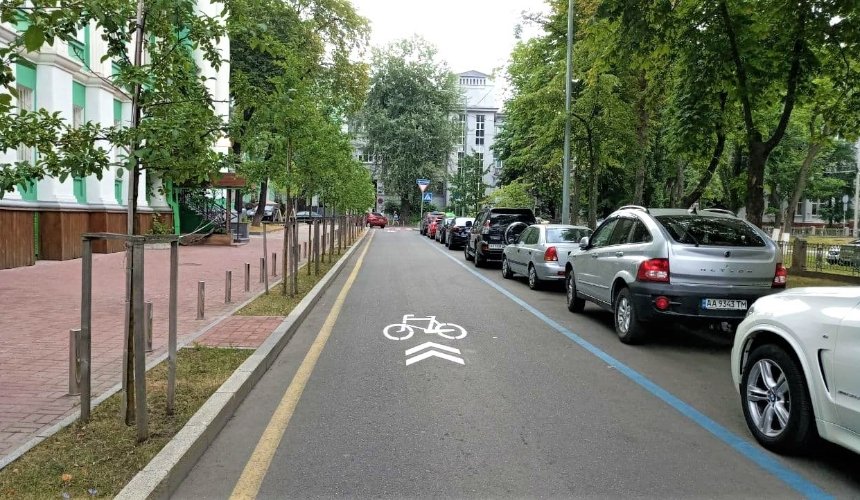 В центре Киева обустроили общую дорогу для велосипедов и мотоциклов