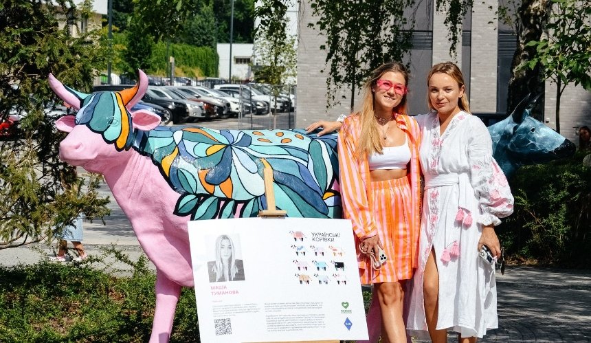 «Українські корівки»: «Молоко від фермера» установила арт-объекты в ЖК «Файна Таун»