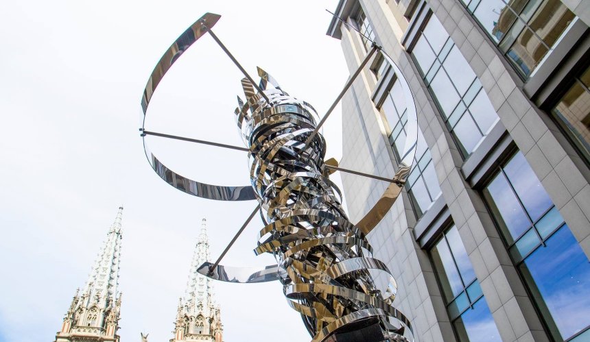 В центре Киева установили скульптуру в виде ДНК