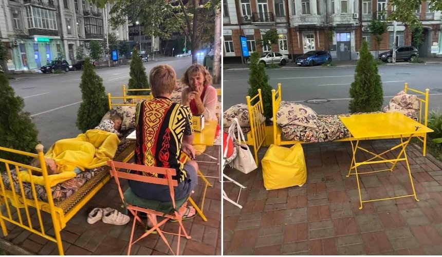 Киевский ресторан поставил кровати на летней площадке