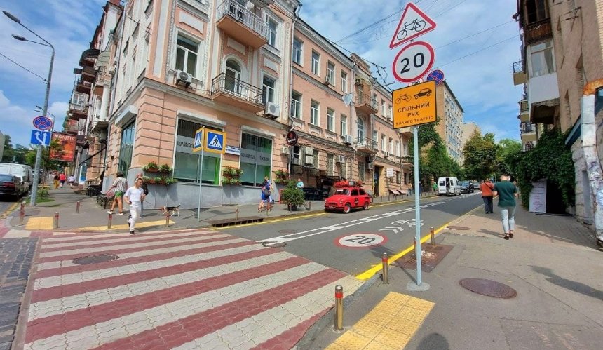 В Киеве обустроили еще одну улицу с общей полосой для авто и велосипедов
