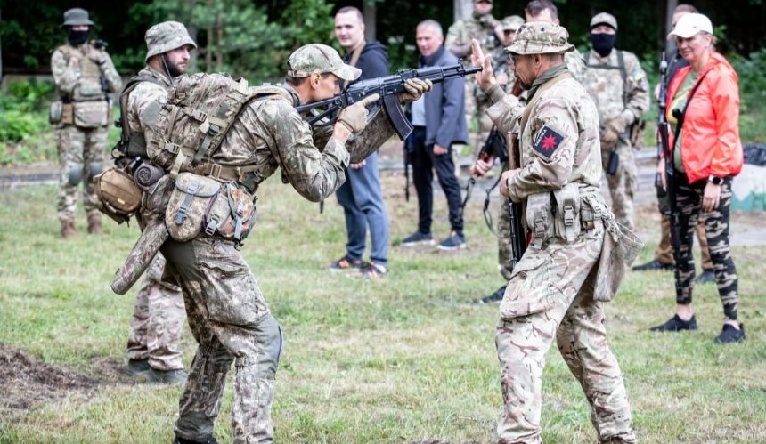 Військові навчання цивільних у Києві
