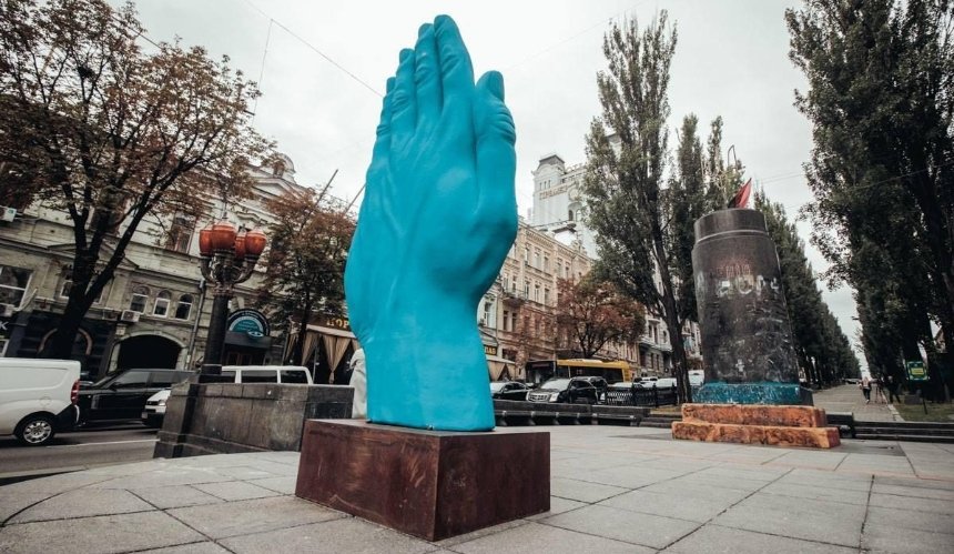 Скульптура руки на бульварі Шевченко