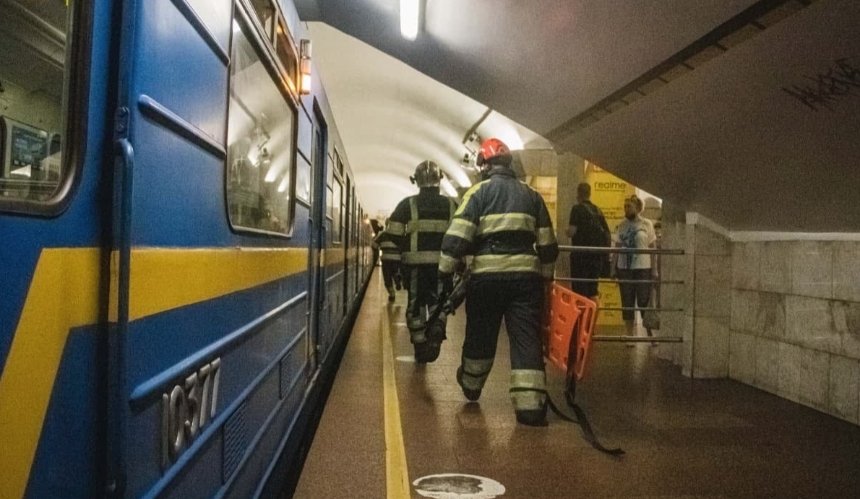 Рятувальники в метро