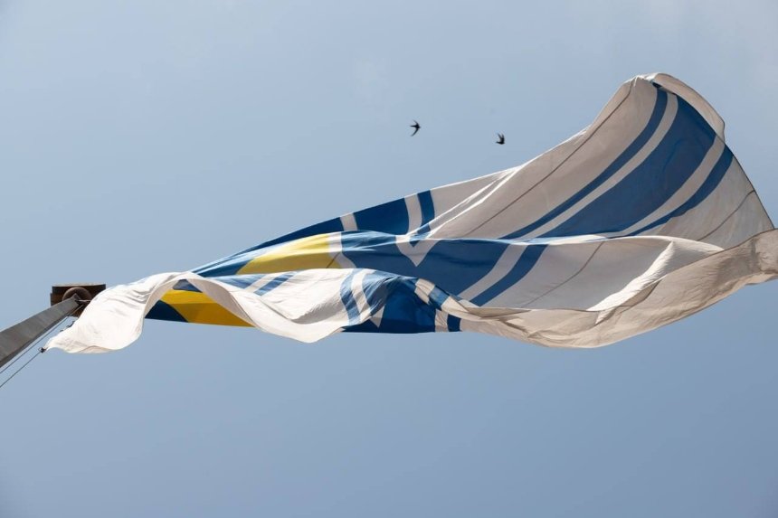 У Києві біля КМДА підняли Військово-морський прапор ЗСУ: фото