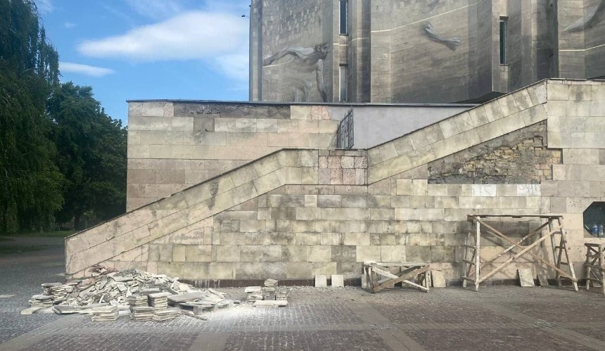 Автентичний облицювальний камінь повертають на фасад Палацу культури КПІ
