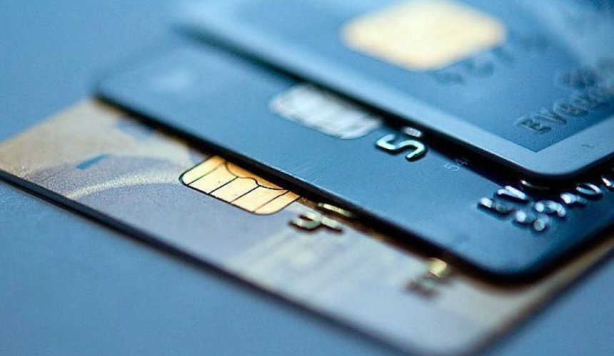 В Україні змінюють правила поповнення банківських карток через термінали