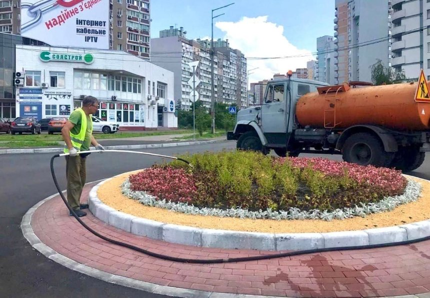 Кільцева розв’язка з клумбою з’явилася у Дарницькому районі в Києві