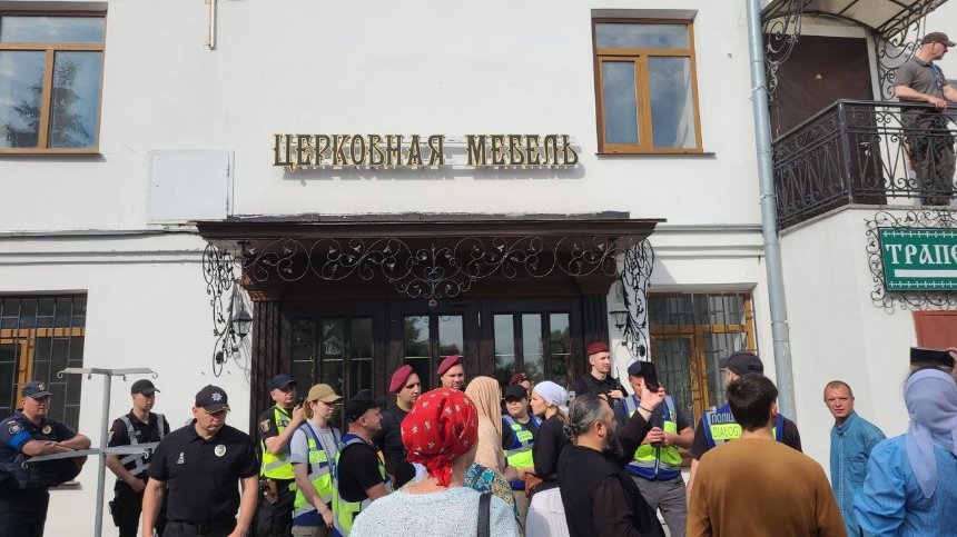 Комісія Мінкульту прийшла опечатувати корпуси Нижньої лаври, а парафіяни московської церкви намагаються чинити опір
