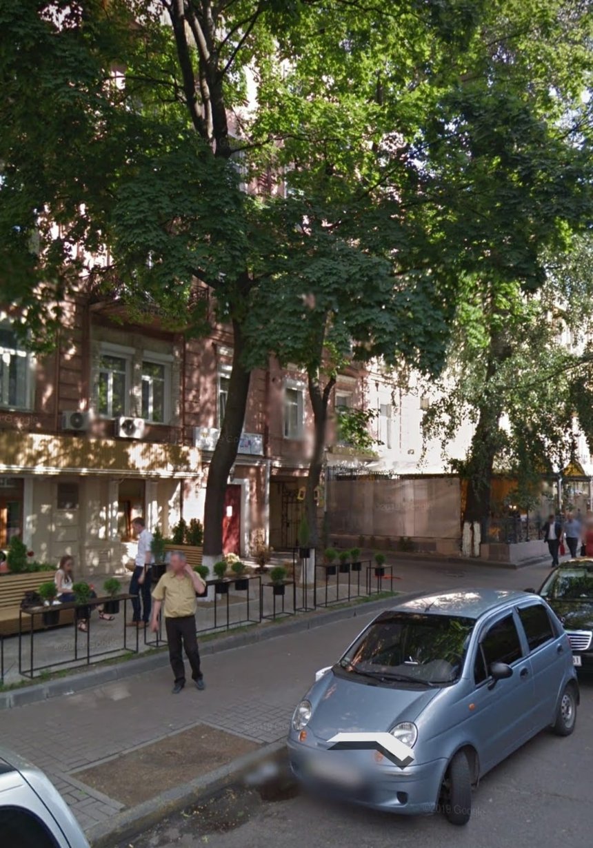 У Києві під час ремонту вулиці Пирогова зрубали три дерева, які утворювали тінь: фото
