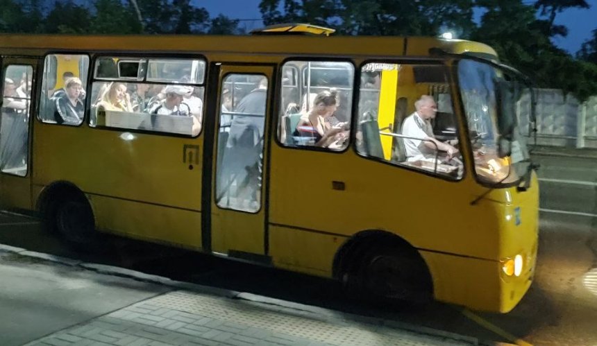 У Києві єдина маршрутка з валідатором відмовилась від є-квитка: прийматиме тільки готівку