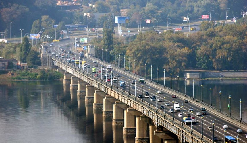 Великий затор на мосту Патона: рух ускладнено через ДТП 