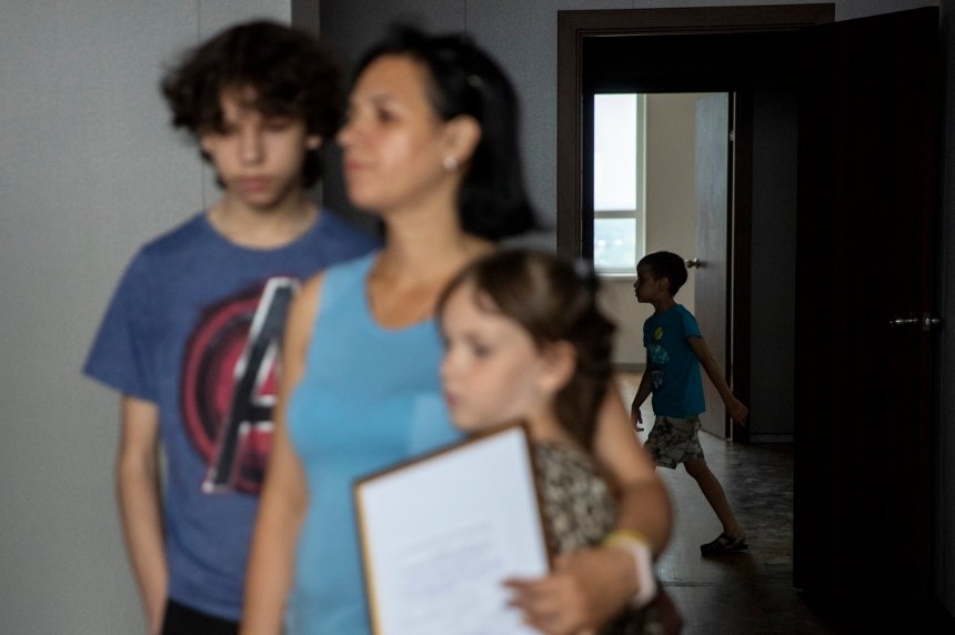 Перші безоплатні квартири для тимчасового проживання в Києві отримали дві родини внутрішніх переселенців