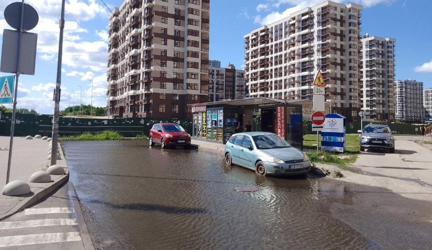 На Виноградарі затоплює вулицю через забудову