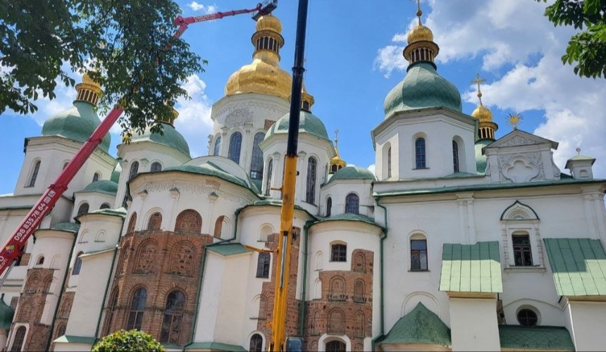 На центральний купол Софійського собору в Києві повертають відреставрований хрест: як він виглядає