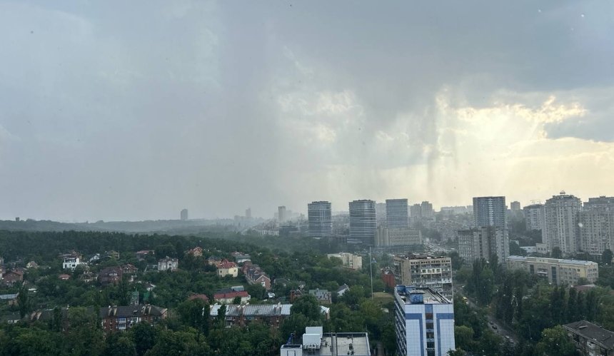 У Києві почалася гроза, затопило вулиці: фото, відео