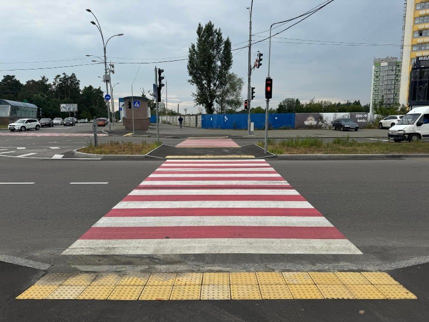 У Дарницькому районі з'явився безбар’єрний регульований пішохідний перехід