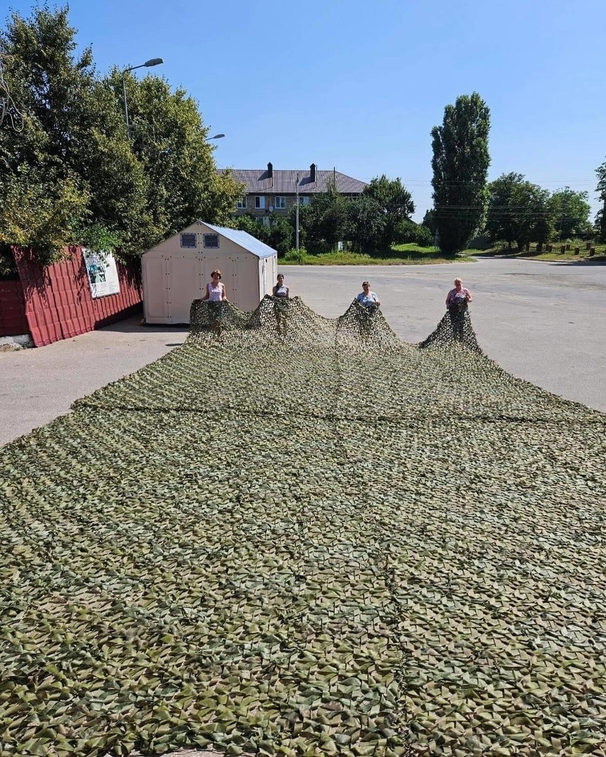 Майстрині з Бучі за два тижні зробили 260 квадратних метрів маскувальних сіток