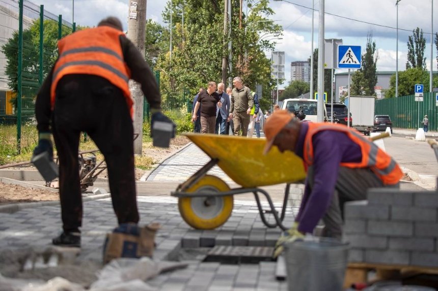У Києві проводять капремонт вулиці Зрошувальної: коли планують завершити роботи