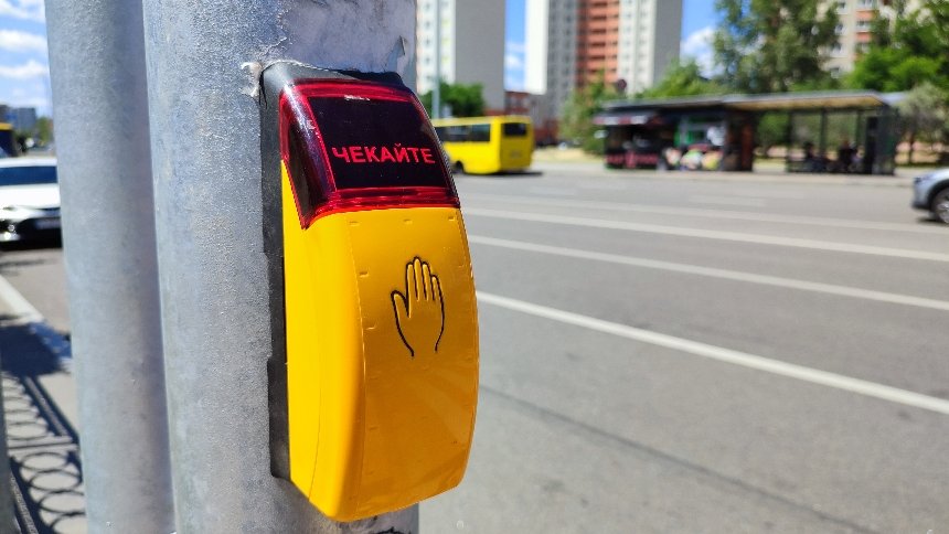 Новий світлофор з'явився на Милославській в Деснянському районі