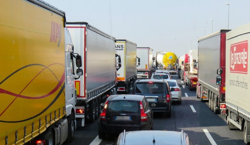 У Києві 3 липня обмежили рух вантажного транспорту через спеку
