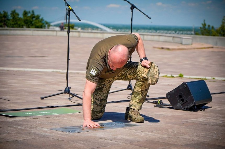 На Алеї захисників України у Києві відкрили новий знак, присвячений армійській авіації: фото